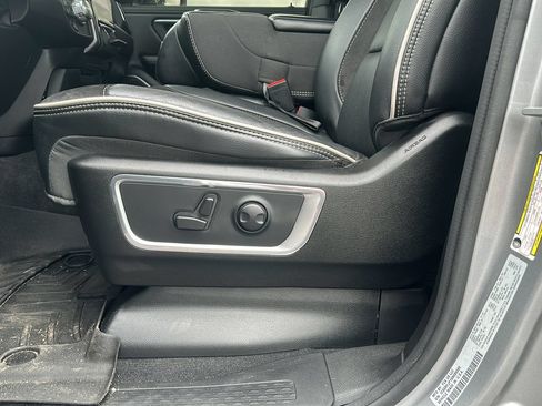 Used 2025 RAM 1500 Laramie AWD/4WD image 10