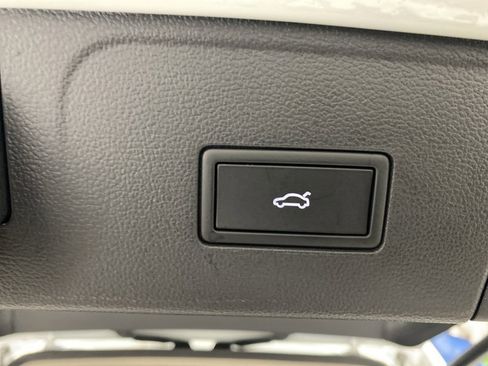 Used 2025 Volkswagen Atlas SE image 17