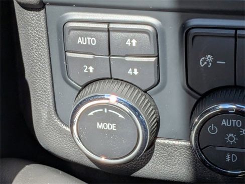 Used 2025 Chevrolet Suburban Premier image 26