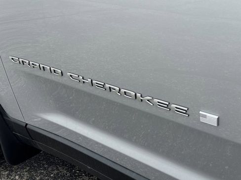 New 2025 Jeep Grand Cherokee Laredo w/ Trailer Tow Package AWD/4WD image 7