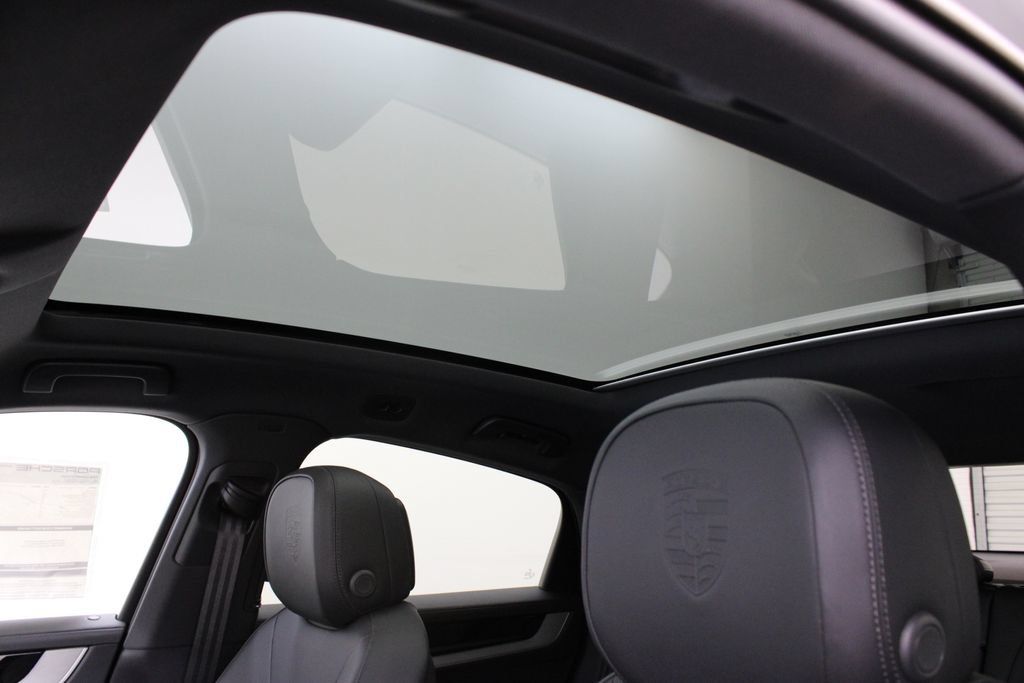 Used 2025 Porsche Cayenne S AWD/4WD image 21
