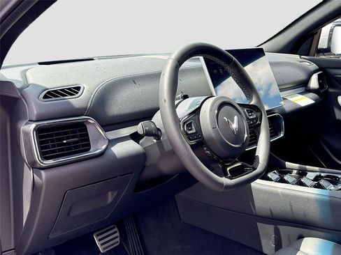 New 2025 VinFast VF 8 Plus AWD/4WD image 9