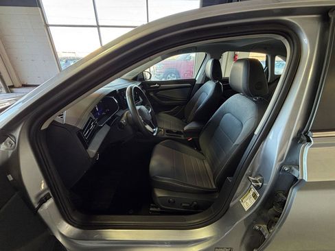 Used 2025 Volkswagen Jetta SE image 27