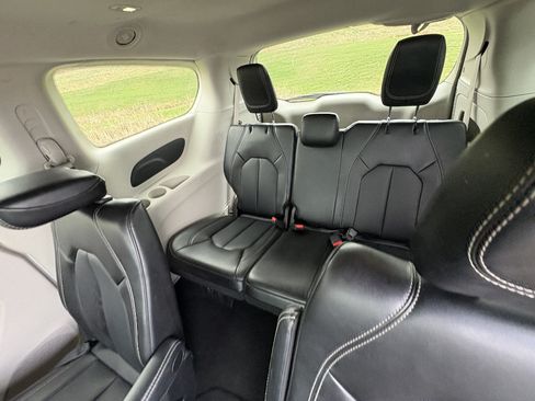 Used 2024 Chrysler Pacifica Touring-L FWD image 21