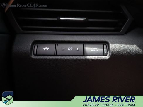 Used 2025 Nissan Altima 2.5 SV FWD image 30