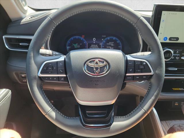 Used 2025 Toyota Highlander Platinum AWD/4WD image 16