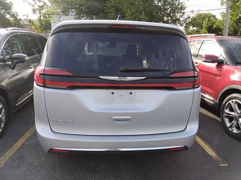 Used 2024 Chrysler Pacifica Touring-L FWD image 12