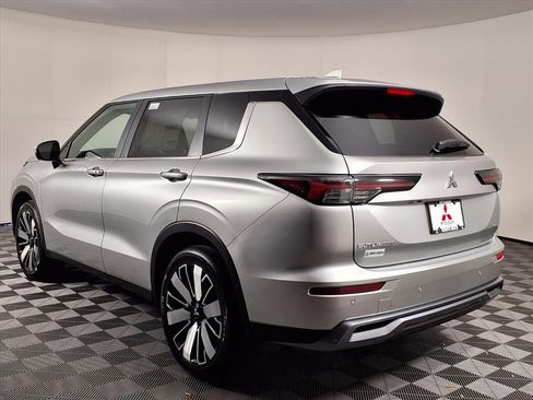 Used 2025 Mitsubishi Outlander SE image 5