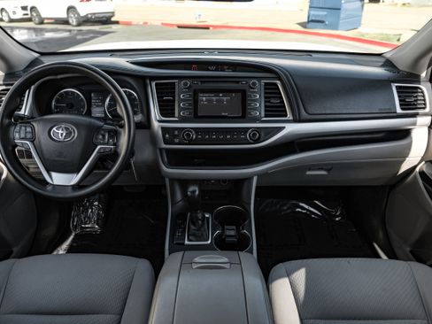 Used 2019 Toyota Highlander LE image 12
