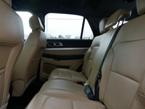 Used 2017 Ford Explorer XLT w/ Equipment Group 202A image 5