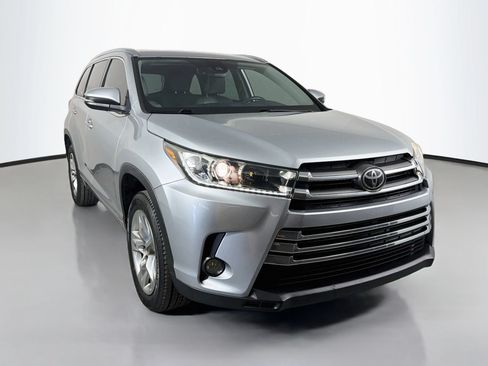 Used 2018 Toyota Highlander Limited FWD image 3