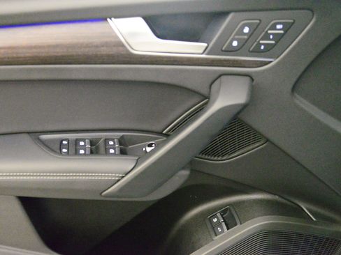 Certified 2025 Audi Q5 e Premium Plus w/ Premium Plus Package image 9