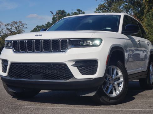 Used 2023 Jeep Grand Cherokee Laredo w/ Luxury Tech Group I image 4