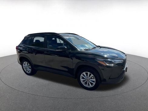 Used 2025 Toyota Corolla Cross LE image 2