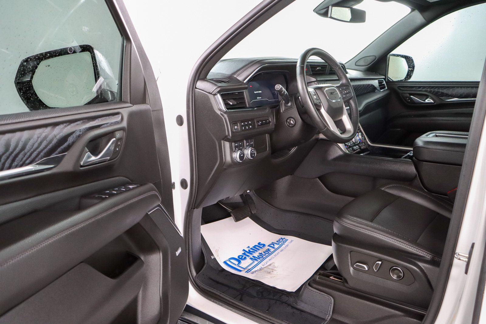 Used 2023 GMC Yukon Denali AWD/4WD image 3