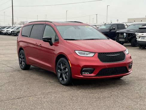 New 2026 Chrysler Pacifica Limited w/ S Appearance Package image 1
