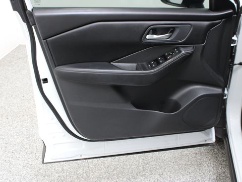 Used 2025 Nissan Rogue SV FWD image 12