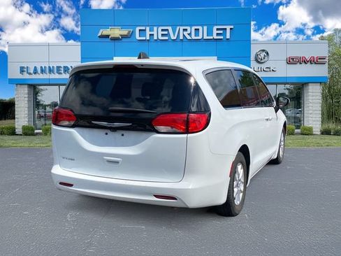 Used 2023 Chrysler Voyager LX FWD image 5