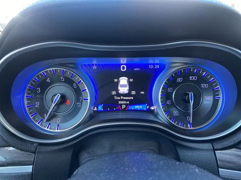 Used 2019 Chrysler 300 Touring RWD image 12