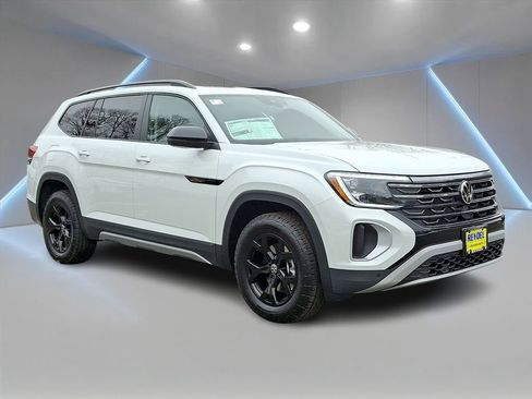 New 2026 Volkswagen Atlas Peak Edition image 2