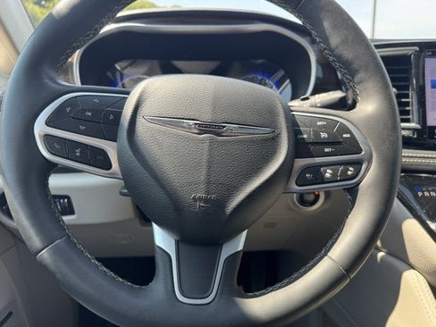 Used 2023 Chrysler Pacifica Limited w/ Uconnect Theater Family Group FWD image 18
