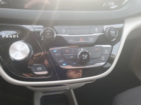 Used 2022 Chrysler Voyager LX image 11