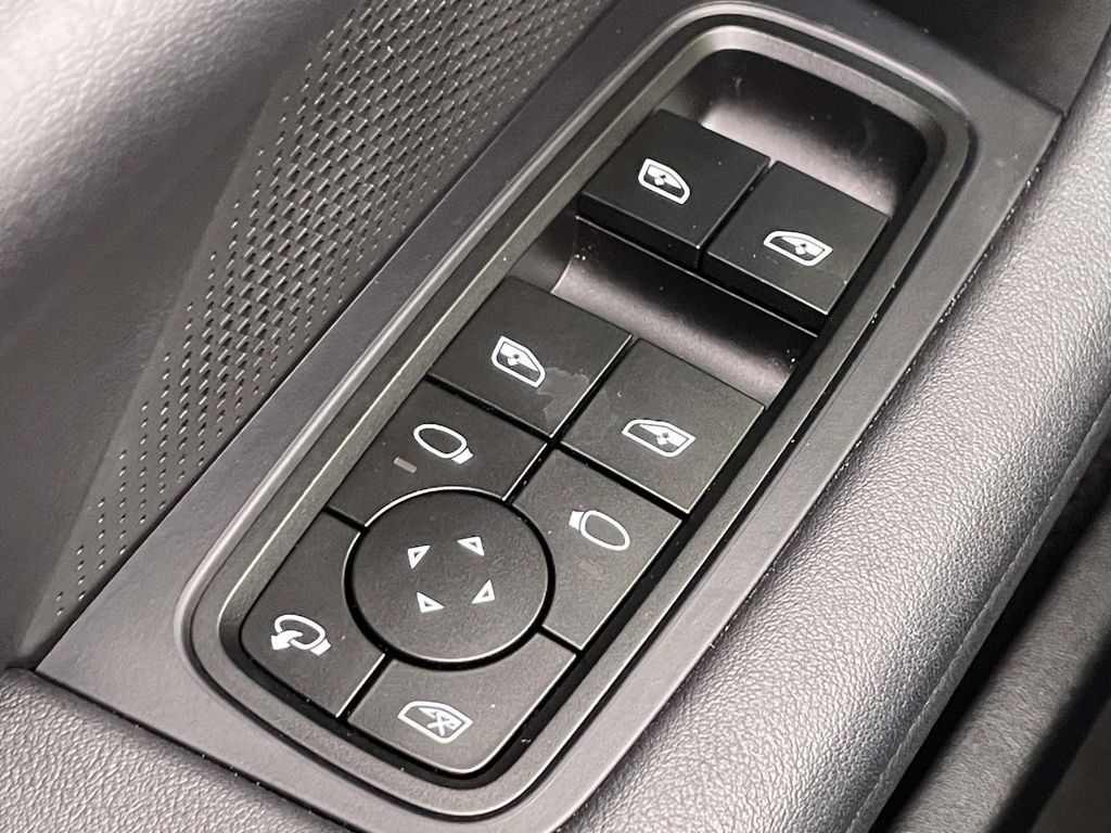 Certified 2025 Porsche Taycan 4S AWD/4WD image 38