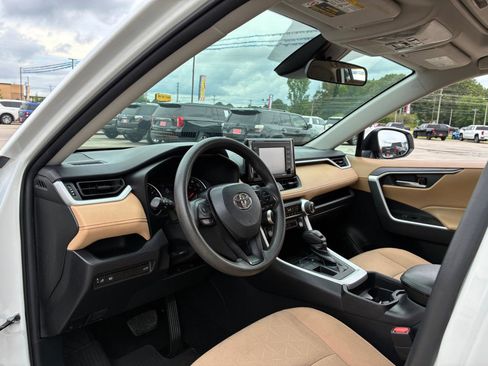 Used 2021 Toyota RAV4 XLE w/ Convenience Package FWD image 13