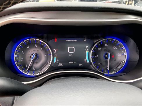 Used 2023 Chrysler Pacifica Touring-L image 25