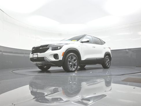 Used 2024 Kia Seltos LX AWD/4WD image 11