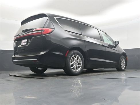 Used 2024 Chrysler Pacifica Touring-L image 39