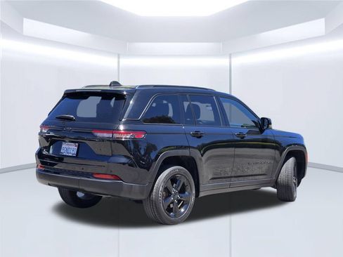 Used 2023 Jeep Grand Cherokee Altitude AWD/4WD image 5