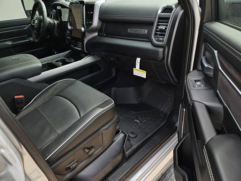 New 2026 RAM 2500 Laramie AWD/4WD image 7