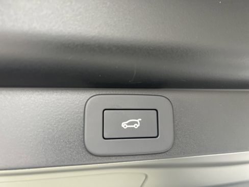 Certified 2025 Land Rover Range Rover SE image 33