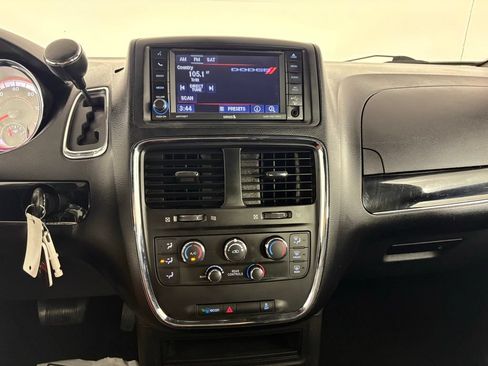 Used 2020 Dodge Grand Caravan SE FWD image 17