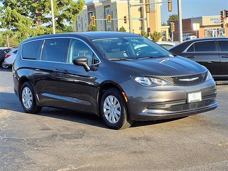 Used 2021 Chrysler Voyager L image 1