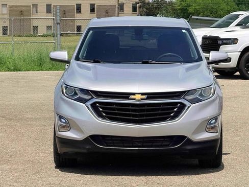 Used 2018 Chevrolet Equinox LT FWD image 2