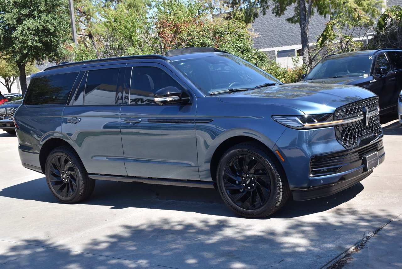 New 2027 Lincoln Navigator Reserve w/ Jet Appearance Package AWD/4WD image 4