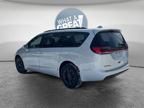Certified 2022 Chrysler Pacifica Touring-L w/ S Appearance Package image 7