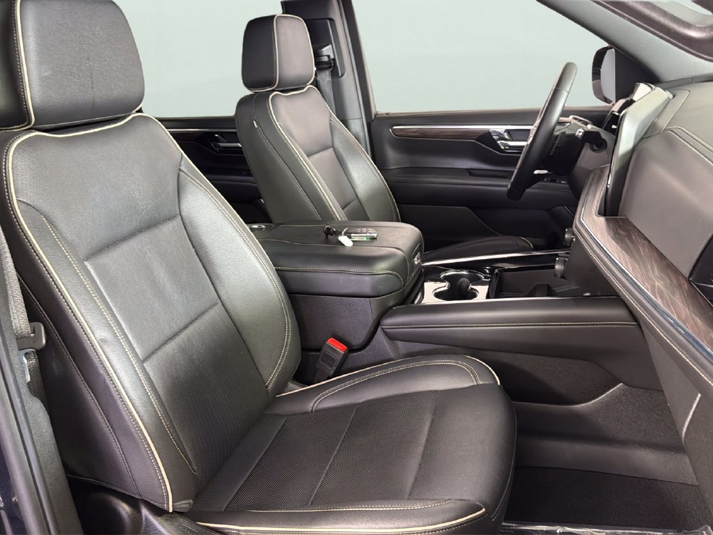 Used 2025 Chevrolet Suburban Premier RWD image 36