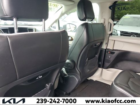 Used 2022 Chrysler Pacifica Limited FWD image 13