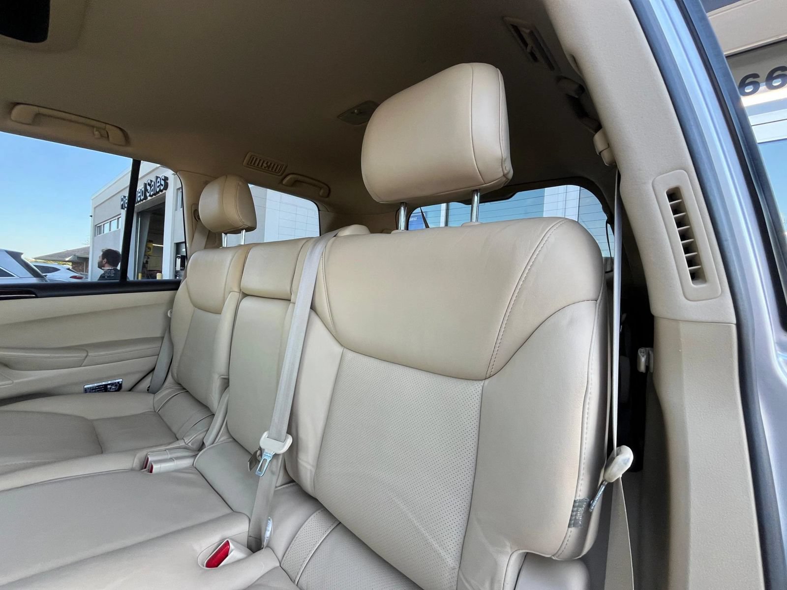 Used 2011 Lexus LX 570 4WD w/ Luxury Pkg image 32