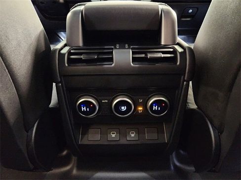 Used 2024 Land Rover Defender 110 X-Dynamic SE image 30