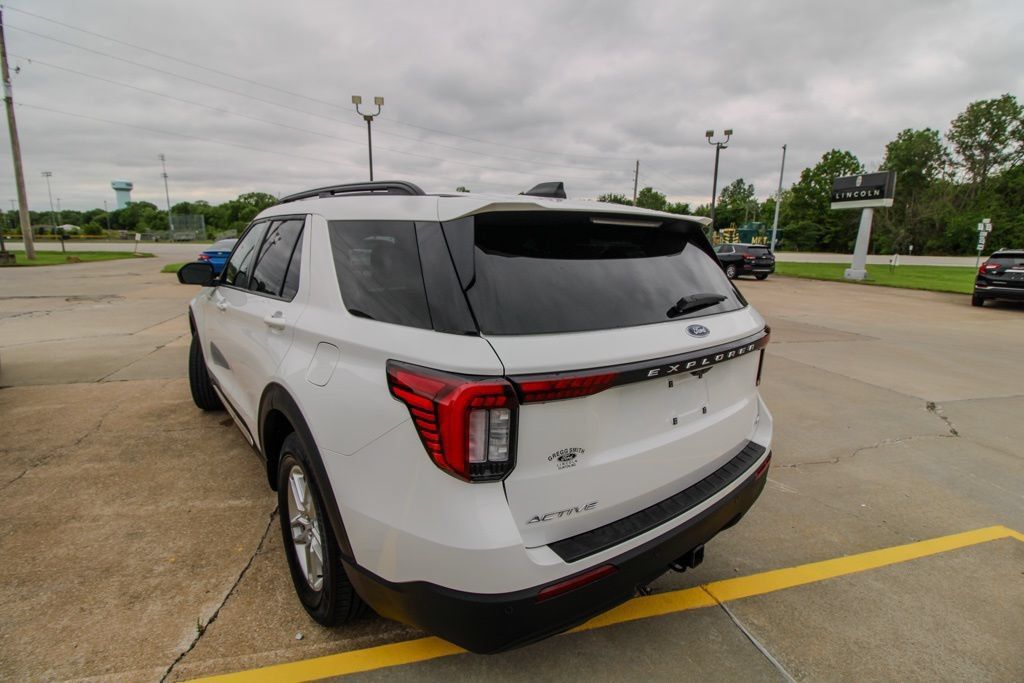 Used 2025 Ford Explorer Active AWD/4WD image 4