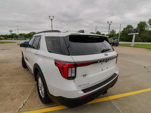 Used 2025 Ford Explorer Active AWD/4WD image 4