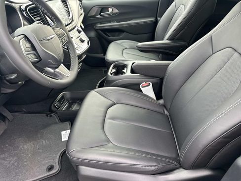 New 2026 Chrysler Pacifica Select FWD image 14
