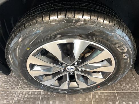 Used 2025 Subaru Outback Touring AWD/4WD image 5