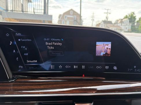 Used 2022 Cadillac Escalade Luxury AWD/4WD image 16