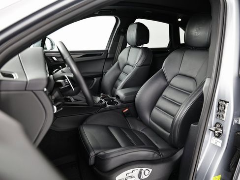 Certified 2025 Porsche Macan image 5