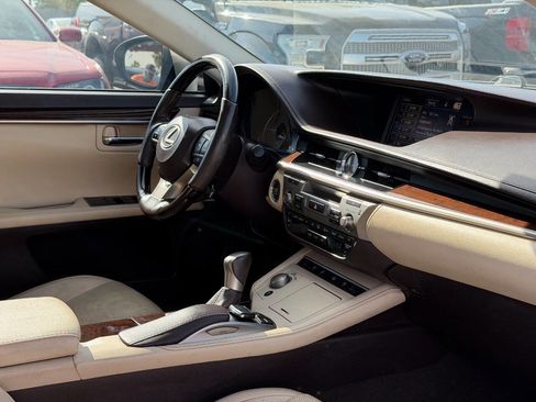 Used 2016 Lexus ES 350 w/ Luxury Package w/Wood Trim image 27
